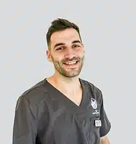 וטרינר במרכז הרפואי הווטרינרי ד״ר אורי פרייז