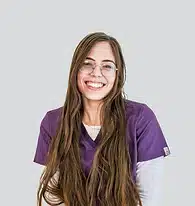אשת צוות במרכז הרפואי הווטרינרי ד״ר אורי פרייז