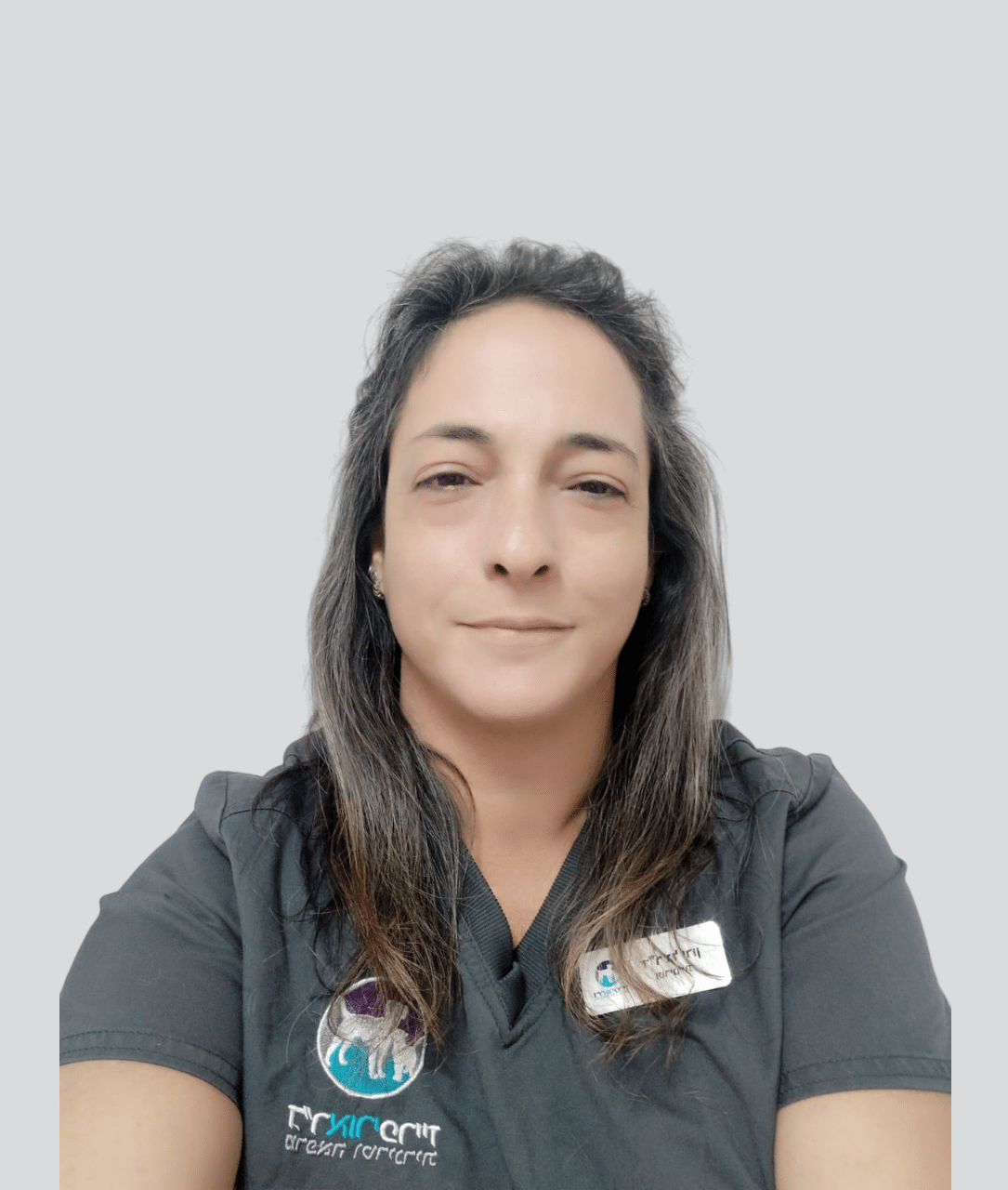 אשת צוות במרכז הרפואי הווטרינרי ד״ר אורי פרייז