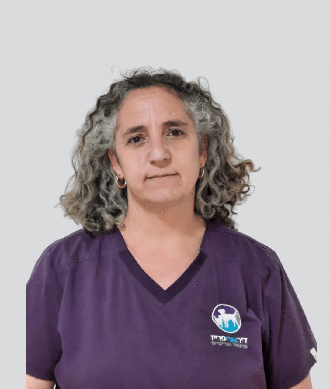 חגית, אשת צוות במרכז הרפואי הווטרינרי ד״ר אורי פרייז